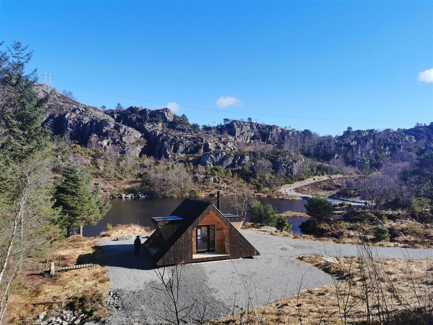Nature and mountain cabin by the water on Sotra
